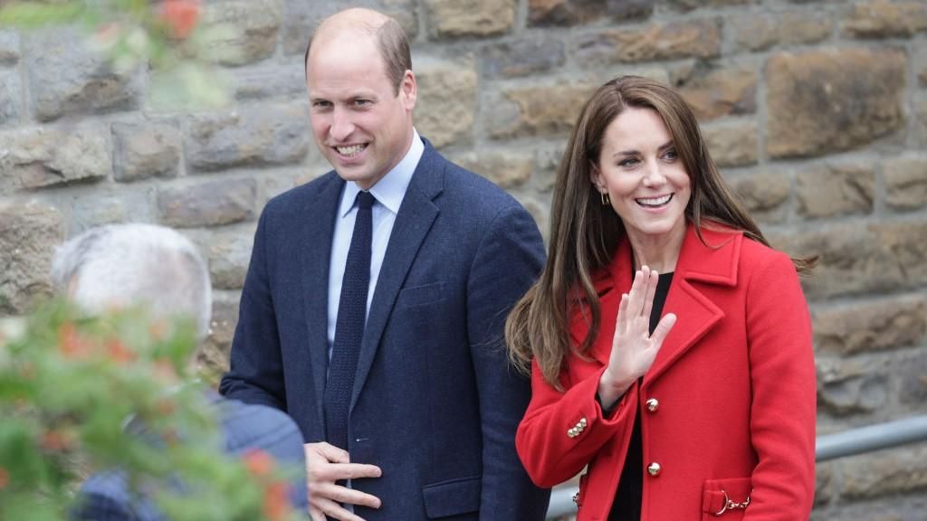 Katalin hercegné vörös kabátban férje, Vilmos herceg mellett