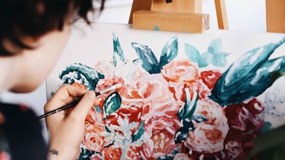 művész virágokat fest
