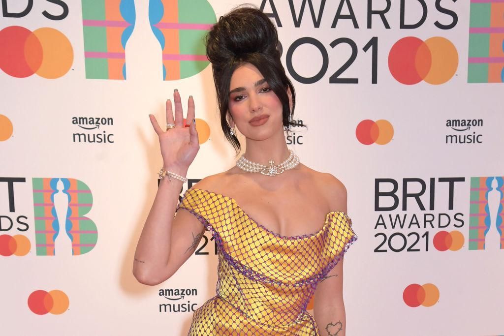 Dua Lipa és Donatella Versace közös kollekciót tervezett – ekkor mutatják be