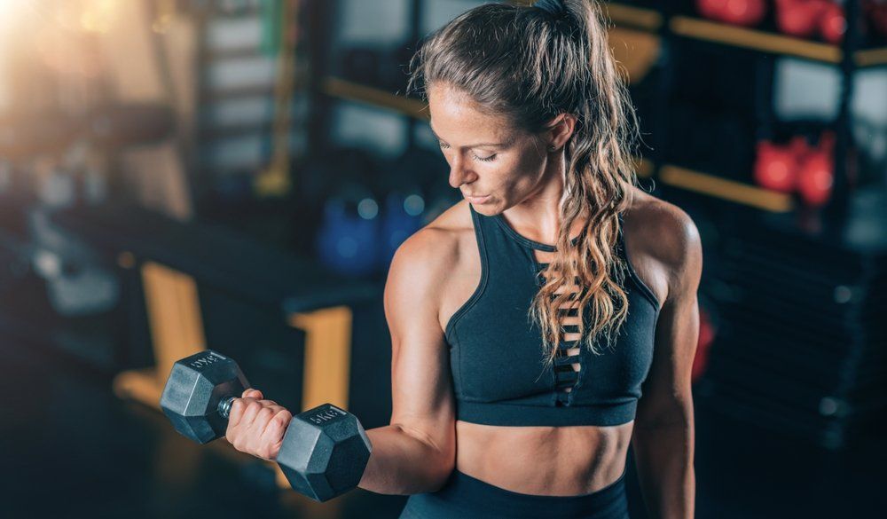 A 4 legjobb karizom gyakorlat, ha tónusos bicepszet szeretnél a nyárra