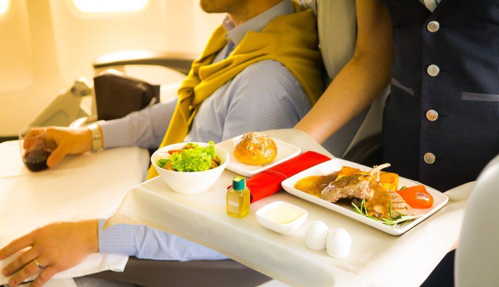 „Egy steaket szeretnék, félig átsütve!" − a legfurcsább kérések, amiket a légiutas-kísérők kapnak