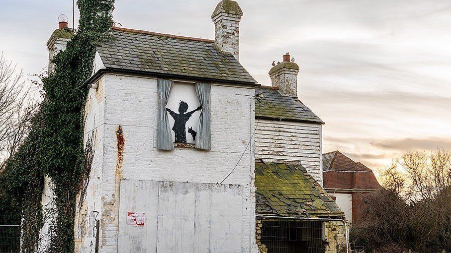 Újabb Banksy-graffiti semmisült meg — 500 éves házzal együtt rombolták le