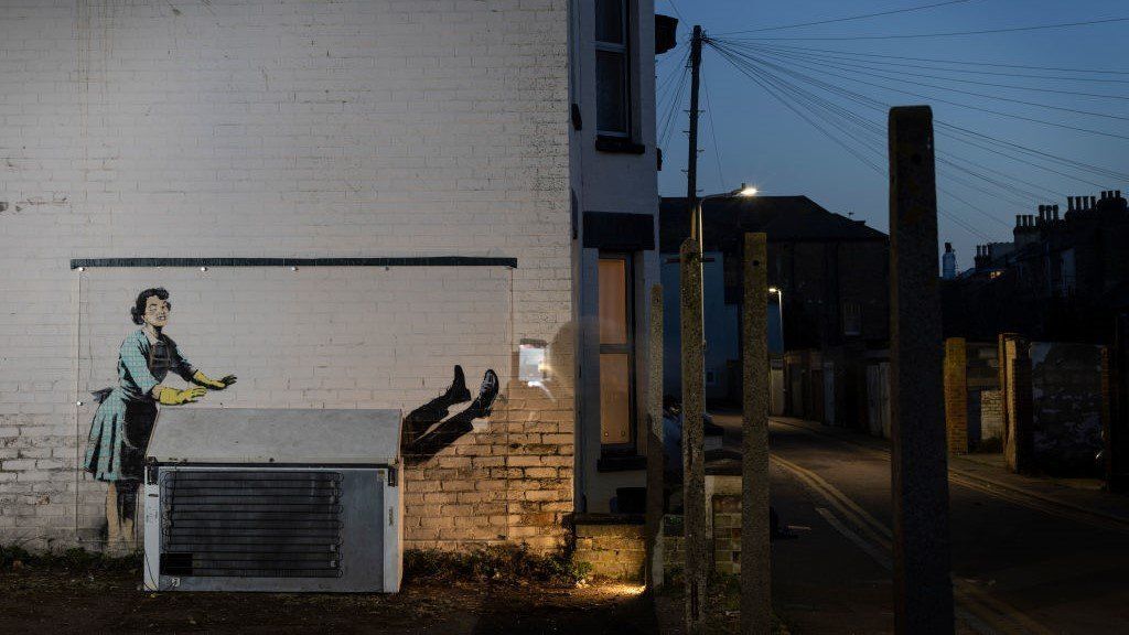 Másodszorra is eltávolítják a fagyasztót Banksy legújabb graffitije elől