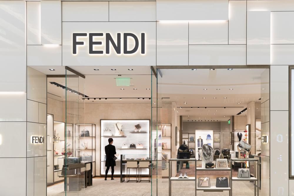 Érdemes egy pillantást vetni az exkluzív Fendi X Tiffany & Co. bagett-táskára