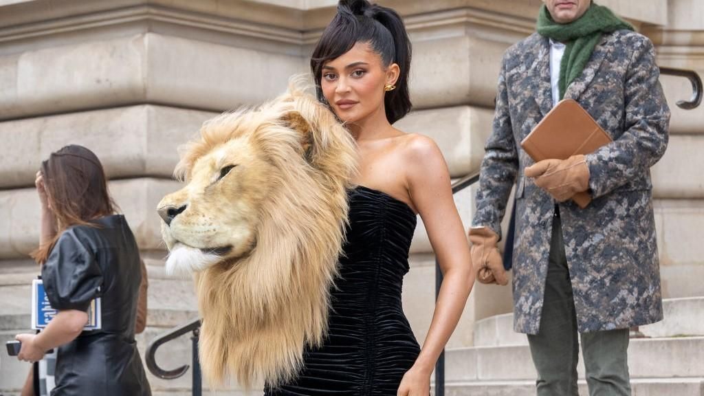 Kylie Jennert orvvadászat reklámozásával vádolják oroszlánfejes ruhája miatt​