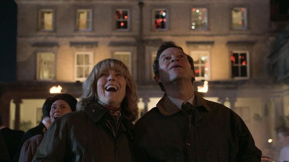 Ez a meghitt Károly-Kamilla pillanat is helyet kap A korona sorozat új évadjában