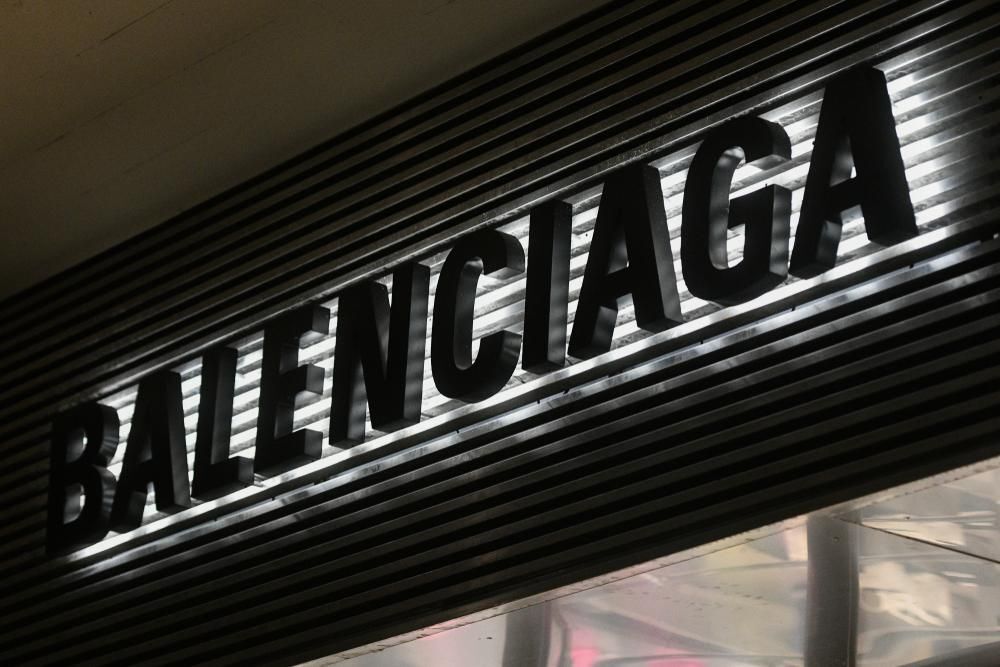 Balenciaga-botrány: a kampány fotósa halálos fenyegetéseket kap