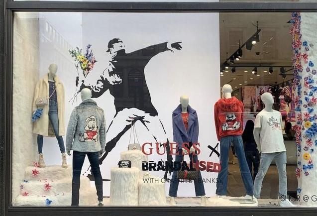 Banksy azzal vádolja a Guess-t, hogy illegálisan használja műveit