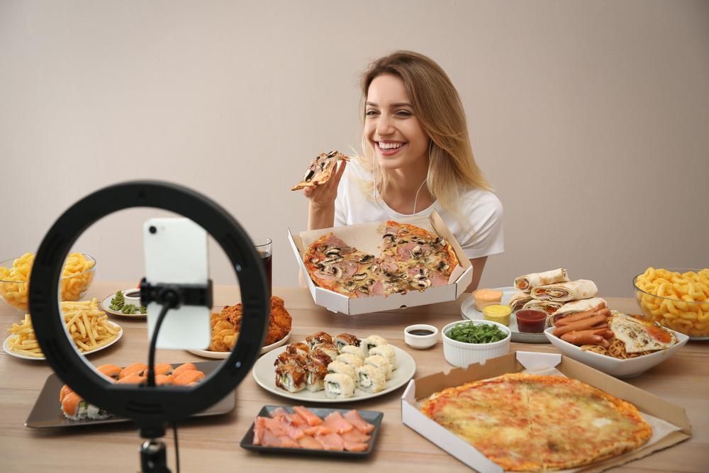 Miért élvezik egyesek nézni, ahogyan mások esznek?