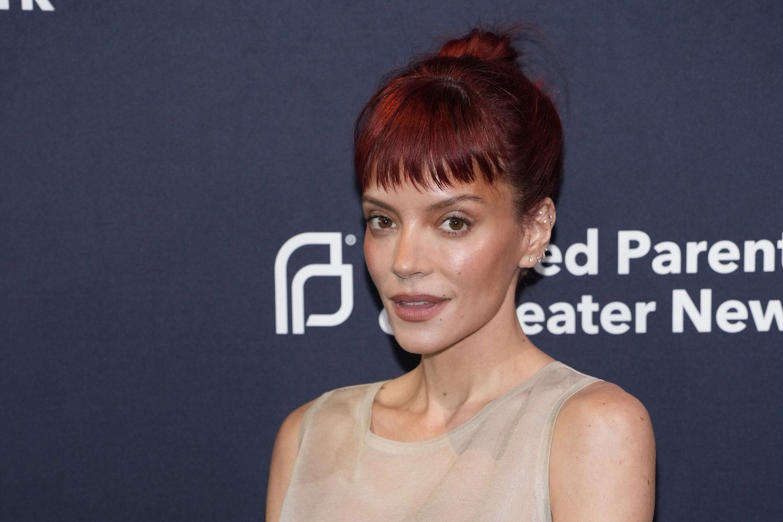 Lily Allen bocsánatot kér, amiért „gonosz volt” Katy Perryvel szemben