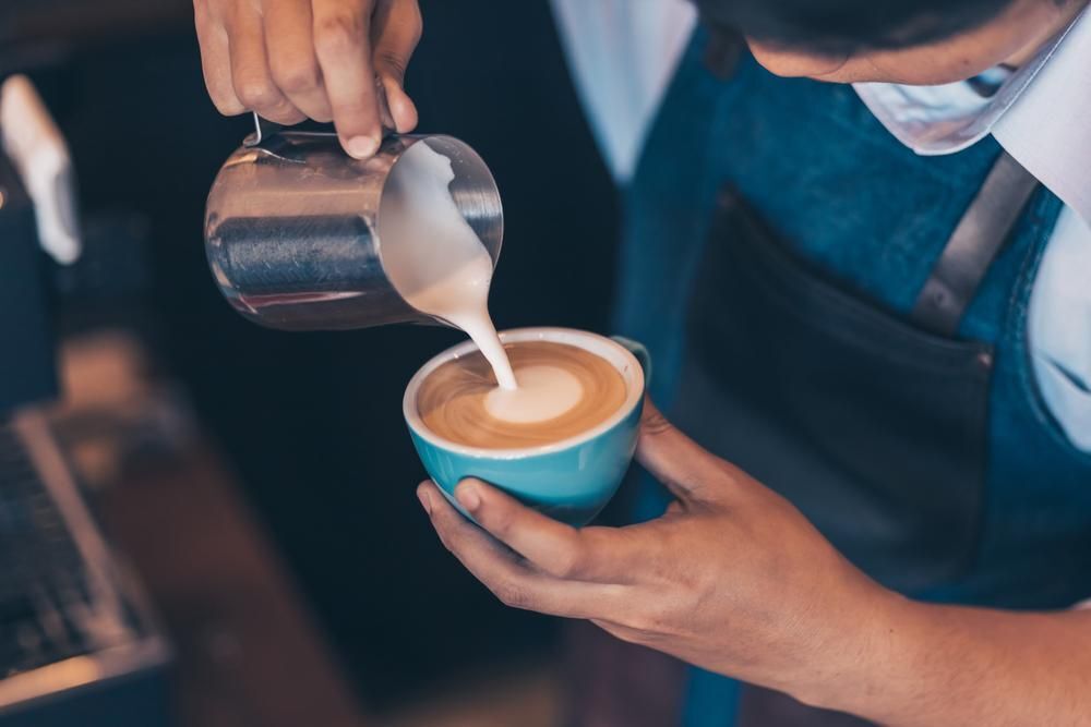 Ezért érezzük finomabbnak a kávézókban készített kávét az otthoninál