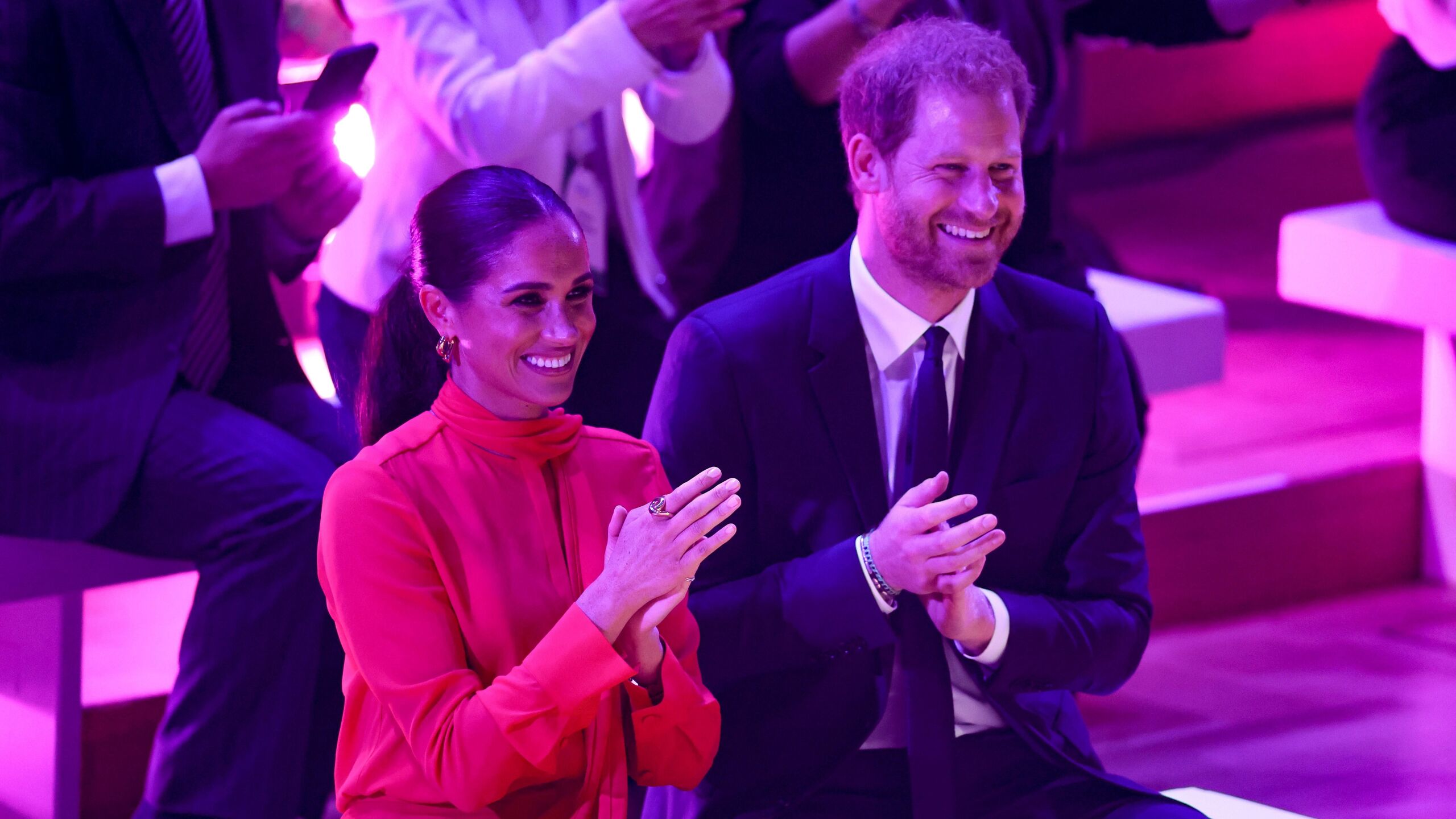 Testbeszédszakértő erre jött rá Harry herceg mozdulatából Markle beszéde alatt​