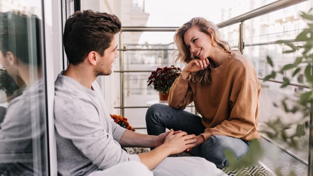 Így kelthetsz jó első benyomást — a hallgatás vagy a beszéd tesz szimpatikussá?