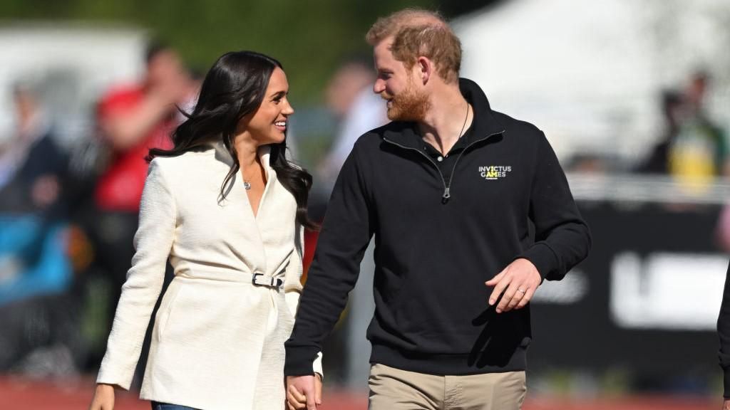 Harry herceg és Meghan Markle örökbefogadásra adták a fejüket