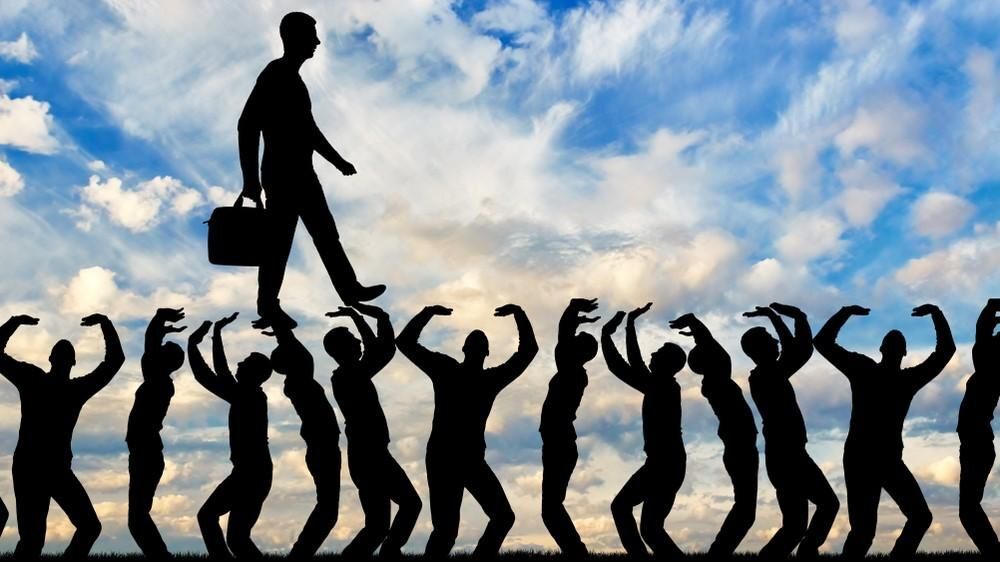 Meglepő ok miatt szeretik a nárcisztikusok az összeesküvés-elméleteket