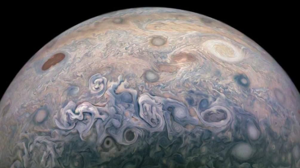 Új felvételek mutatják a Jupiter hipnotikusan örvénylő viharait​