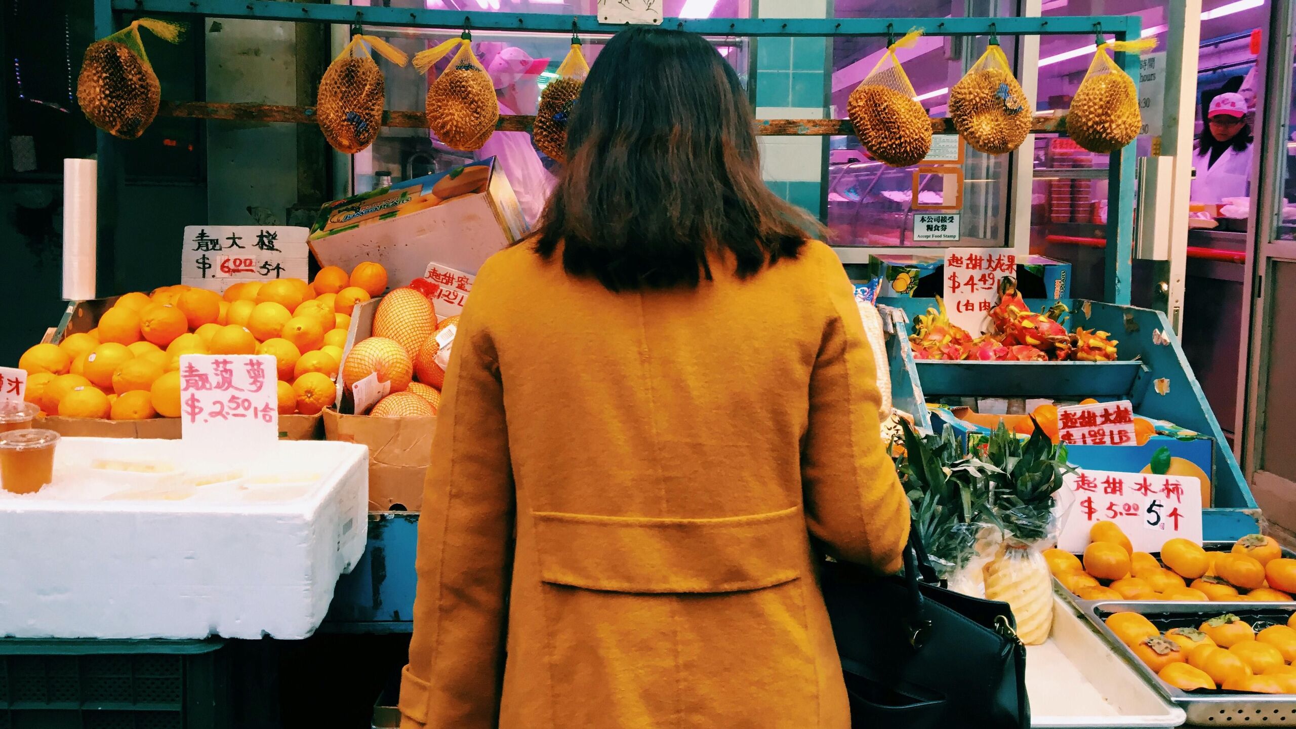 4 udvariasnak tűnő gesztus a piacon, ami valójában bunkóság