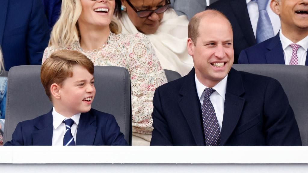 Apja gyerekkori traumái miatt György herceget rendhagyóan készítik fel a trónra