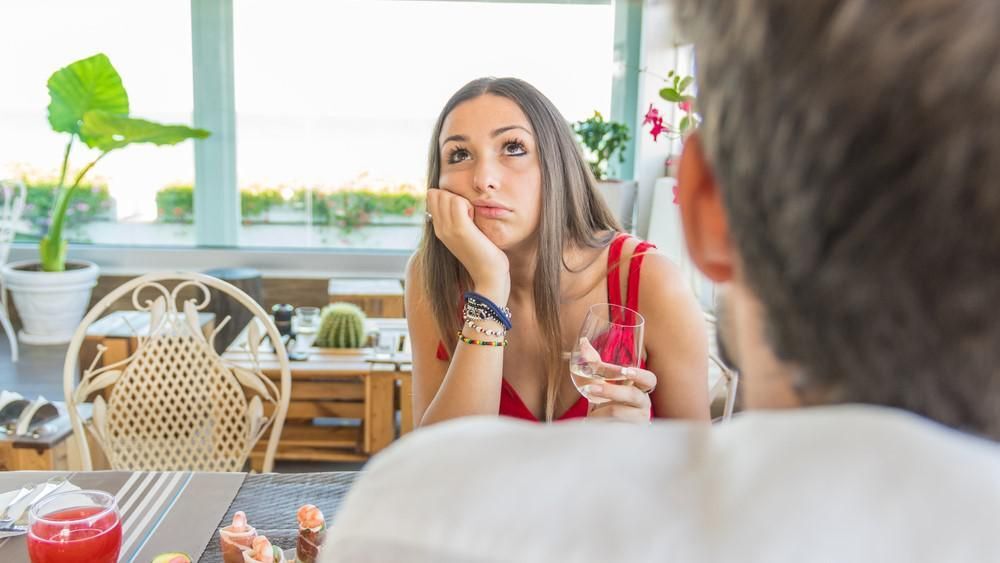 Ezt a 7 taszító jellemvonást hagyd otthon, amikor randira mész!