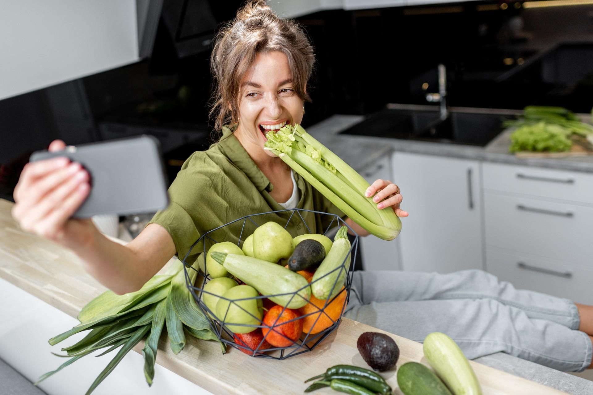 A közösségi média divatos diétái inkább megbetegítenek minket