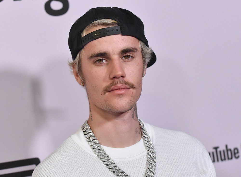Justin Bieber szerint a paparazzik viselkedésének „véget kell vetni”