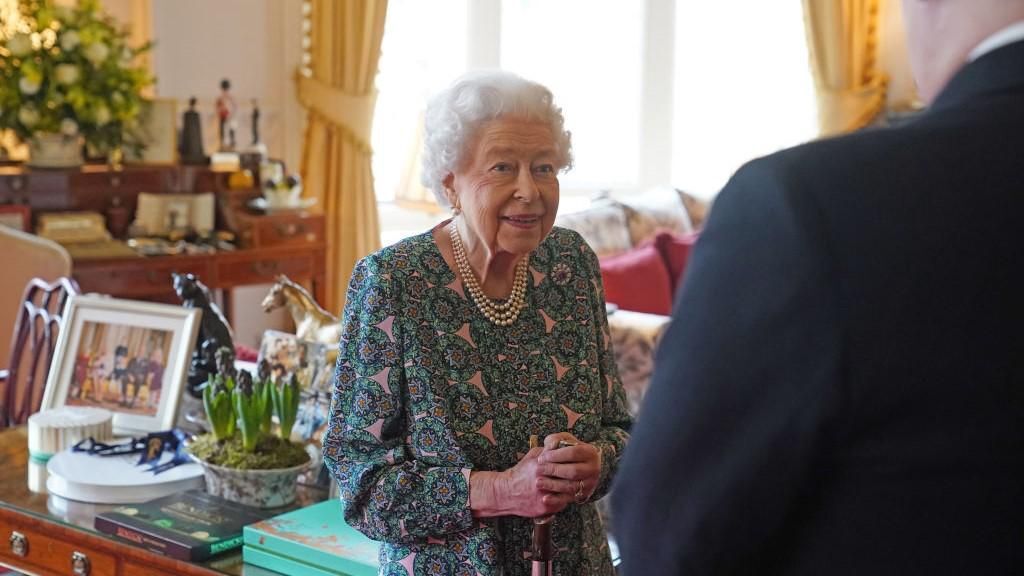 A királynő szokatlan módon üdvözli vendégeit jubileumi ünnepségén