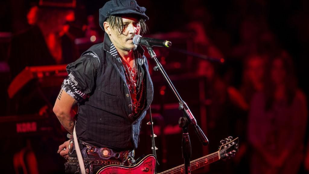 Johnny Depp koncertezni szökött tárgyalásának szünetében
