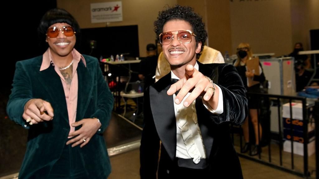 Bruno Mars saját stílusában, alkohollal búcsúzott Ellen DeGeneres műsorától