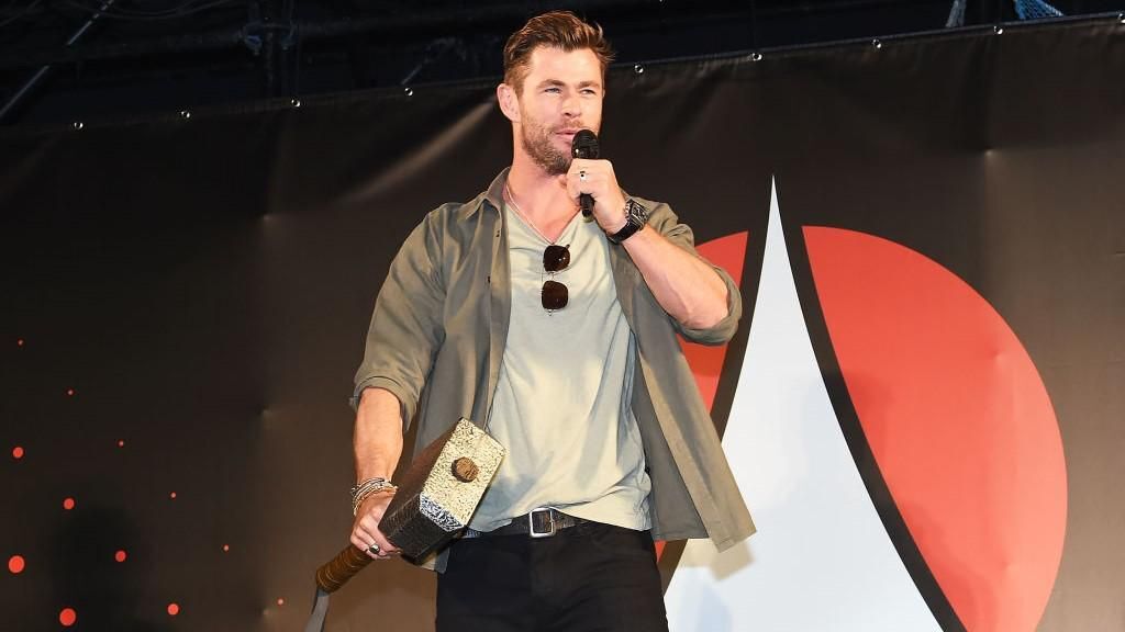 Chris Hemsworth meztelenül jelenik meg a Thor előzetesében