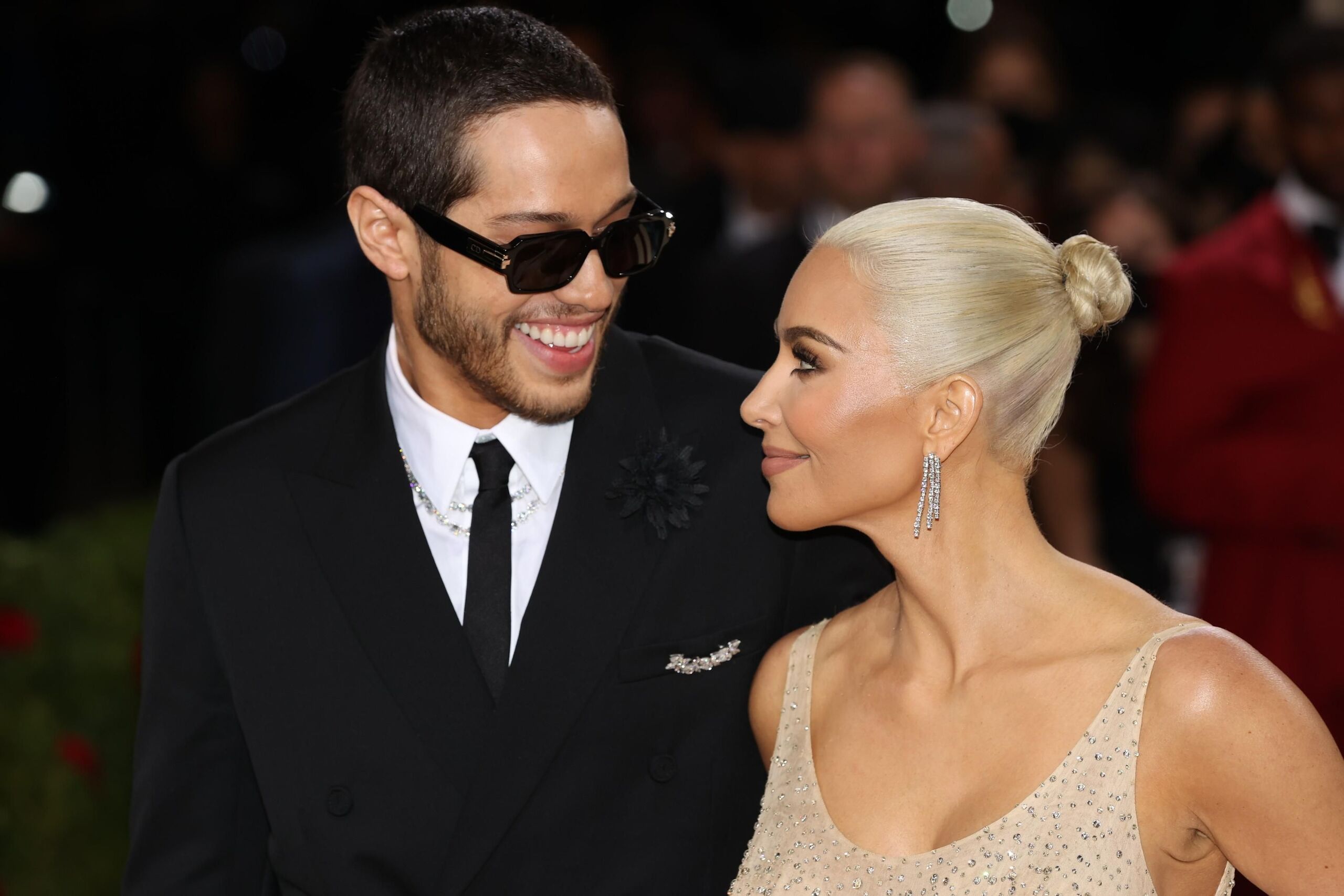 Kim Kardashian minden éjjel Marilyn Monroe hajával alszik majd?