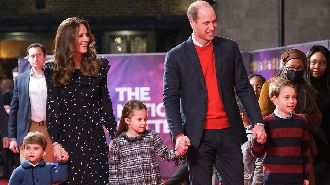 György herceg és testvérei mikortól hajolnak meg a királynő előtt?