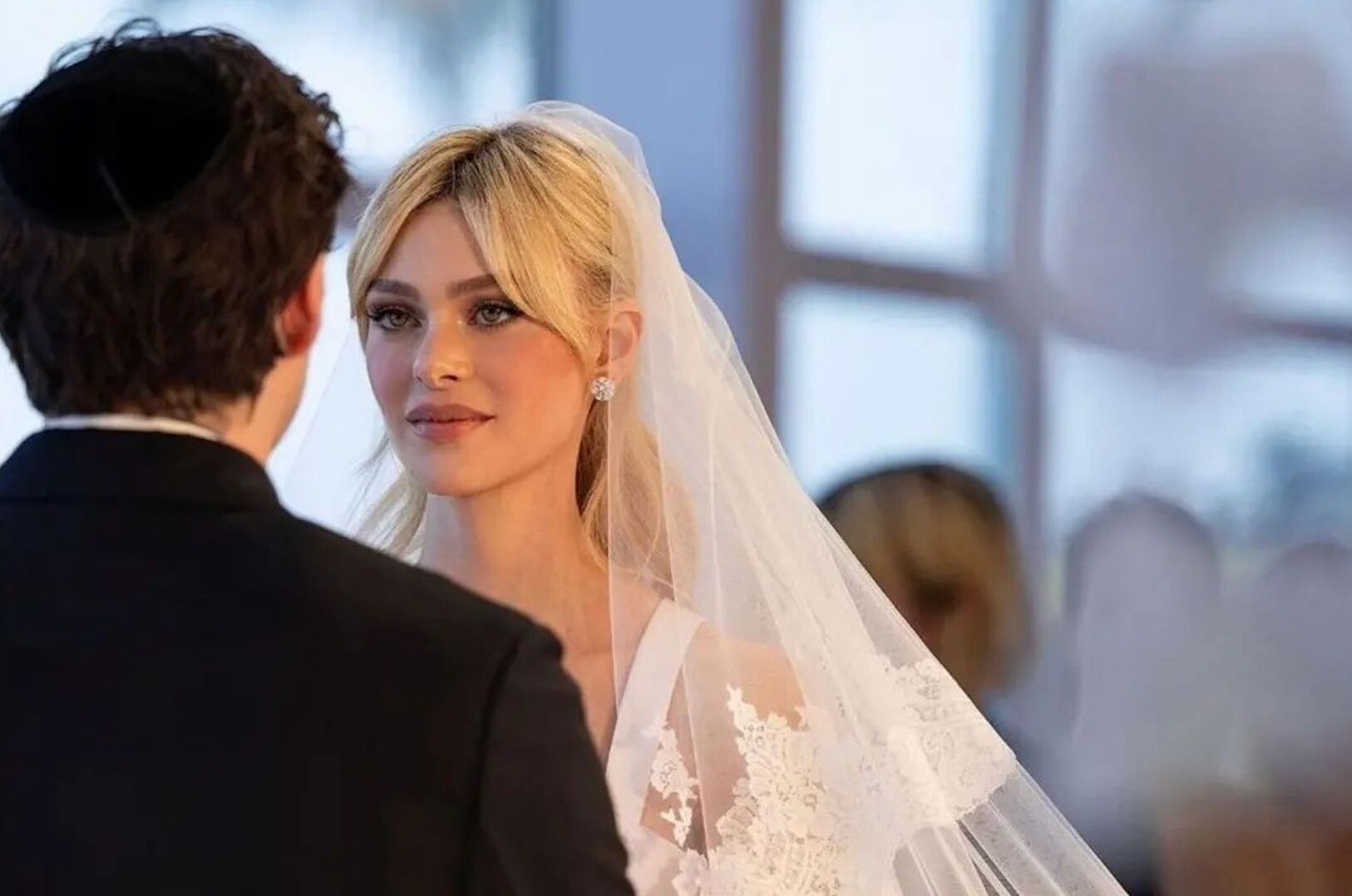 Így készült Brooklyn Beckham új felesége műalkotásnak is beillő ruhája