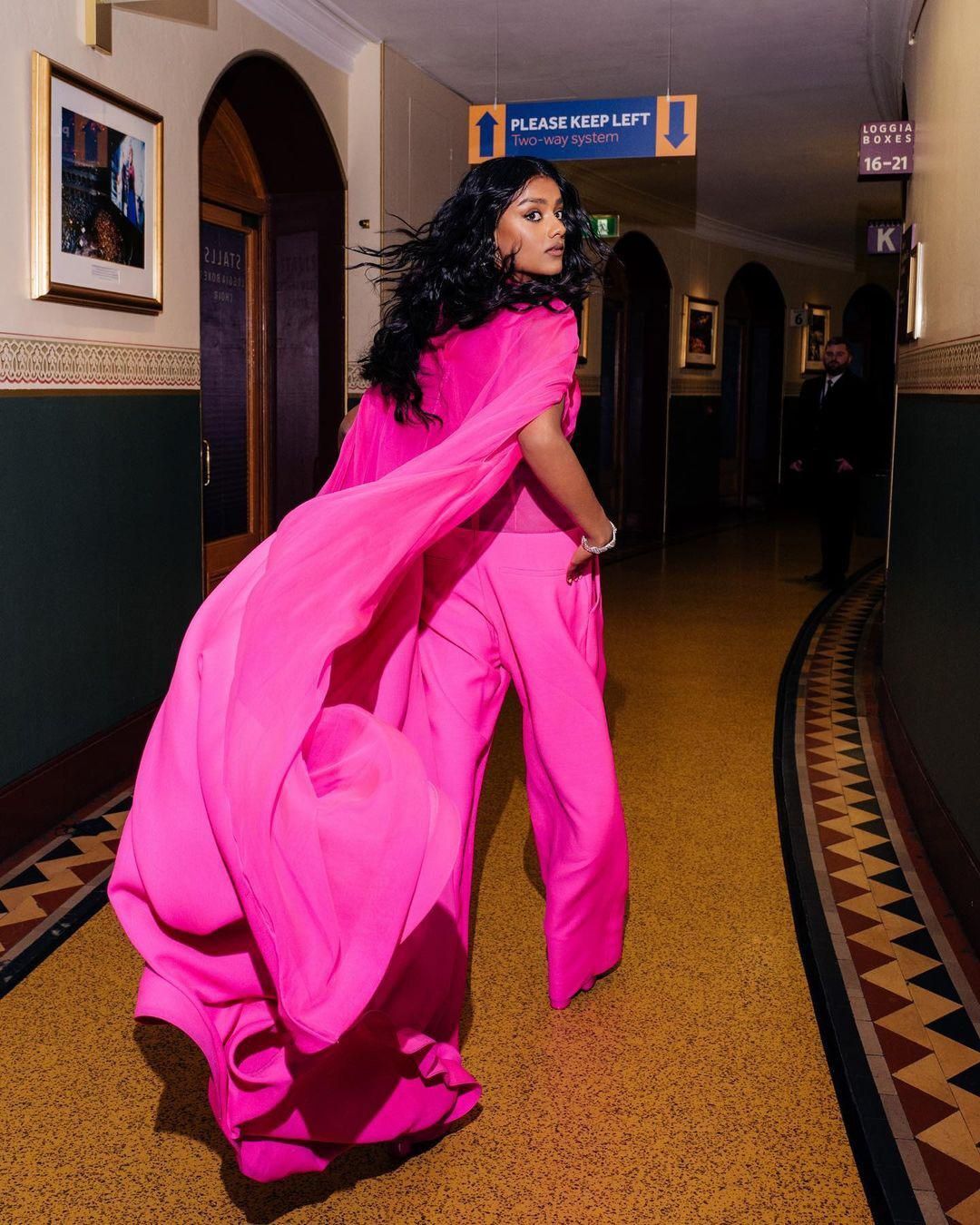 Így utazik a Bridgerton és a Szexoktatás gyönyörű színésznője