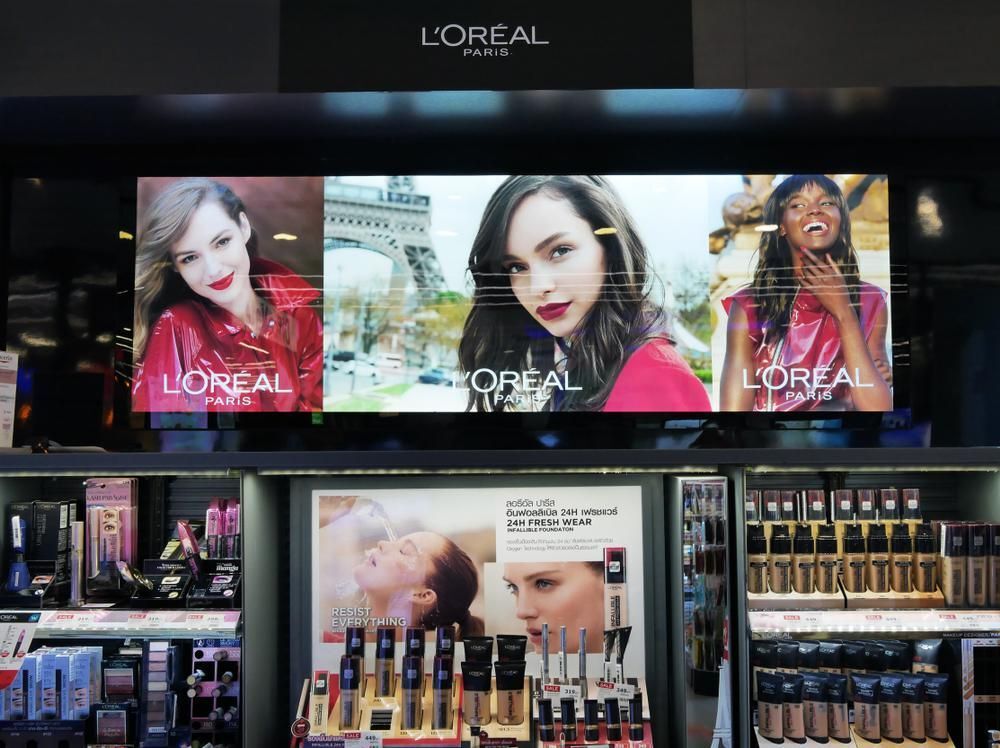 Ma nőket megszépítő, sikeres cég, de a L'Oréal múltja jóval sötétebb