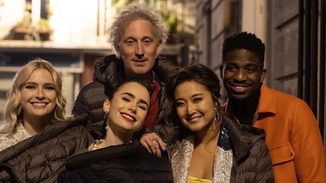 Lily Collins öltönyszettje pontosan az, amire az Emily Párizsban után szükségünk van