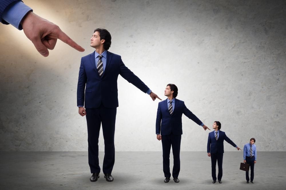 A hatalommal rendelkezők hajlamosak gyorsan hibáztatni másokat