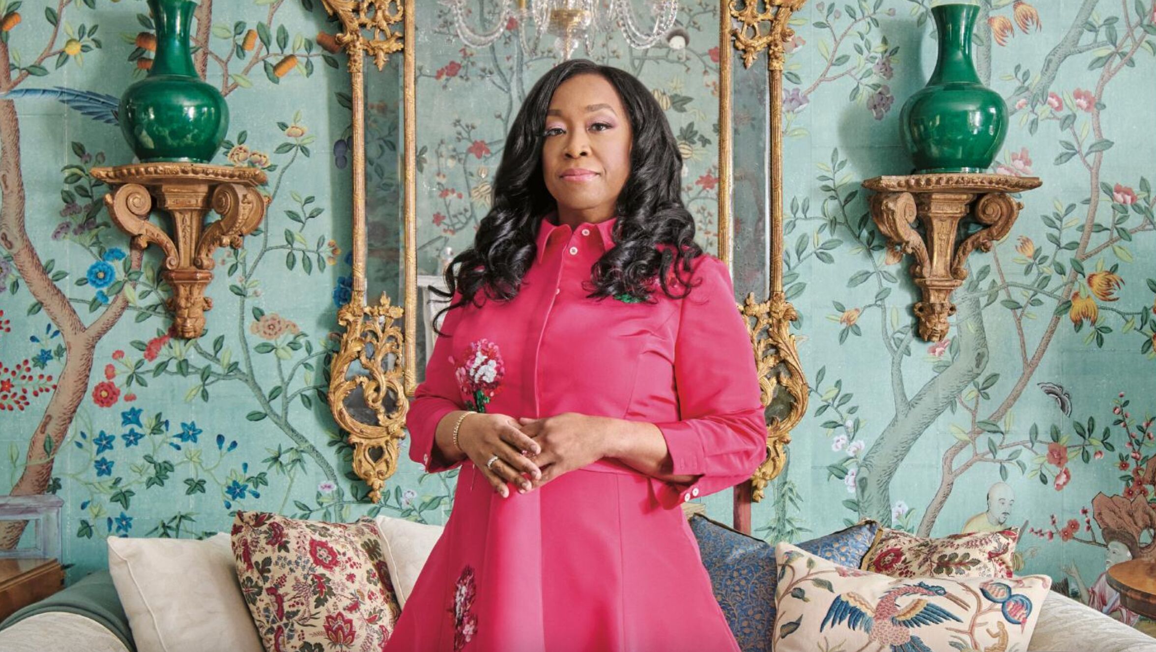 A Bridgerton család készítőjének olyan a lakása, mintha a sorozat díszlete lenne