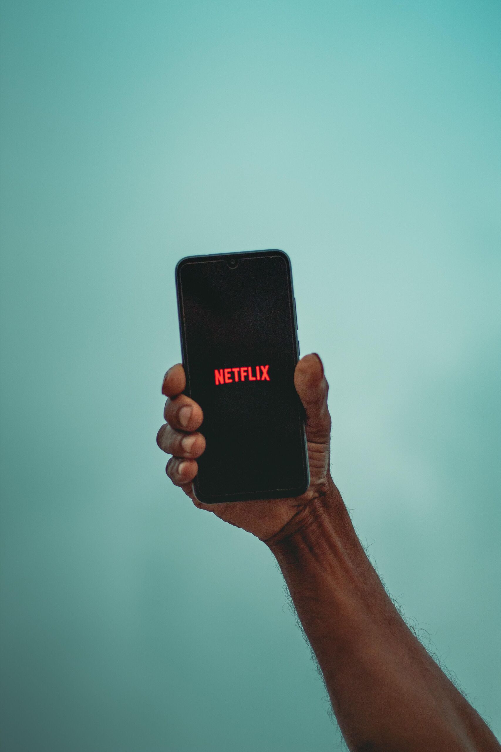 Miért lopkodja egy titokzatos tolvajbanda a kellékeket a Netflix forgatásairól?