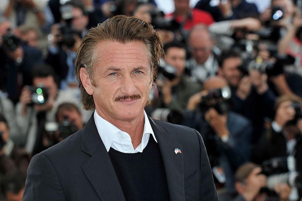 Sean Penn órákat gyalogolt az ukrán-lengyel határig a menekültek közt