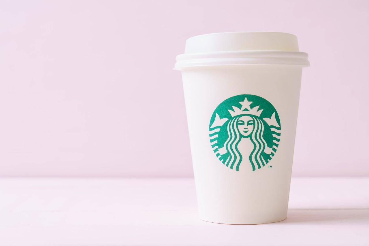 Kávéspohárra írt titkos üzenettel akarta megmenteni a bajba került tinit