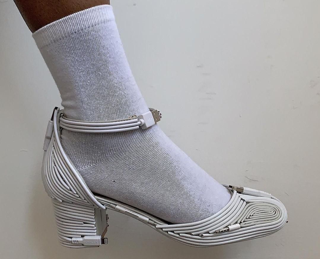 Zokniból és USB-kábelből készít cipőket egy dizájner
