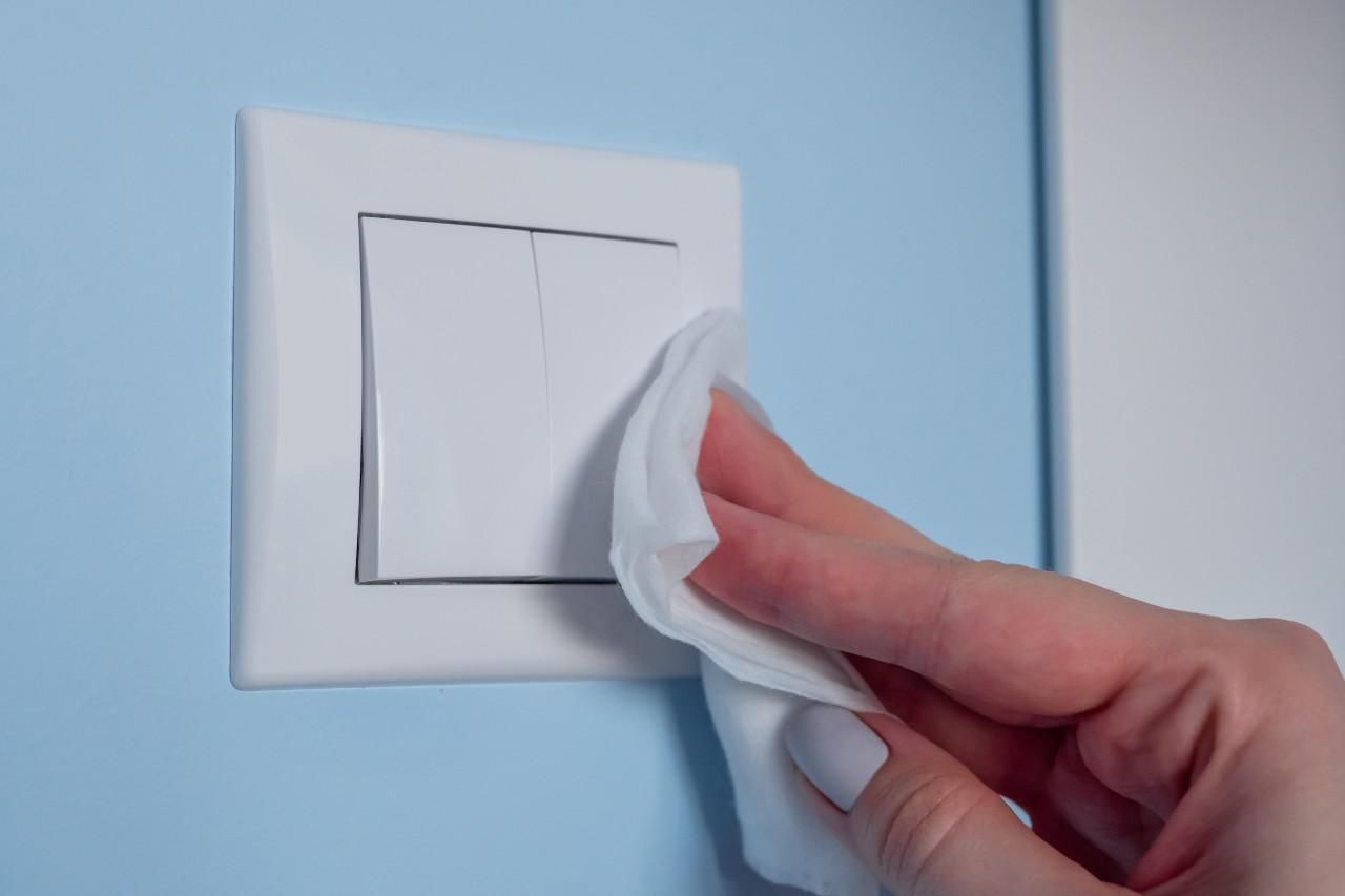 Az omikron tovább él a műanyagon és bőrön a korábbi variánsokhoz képest