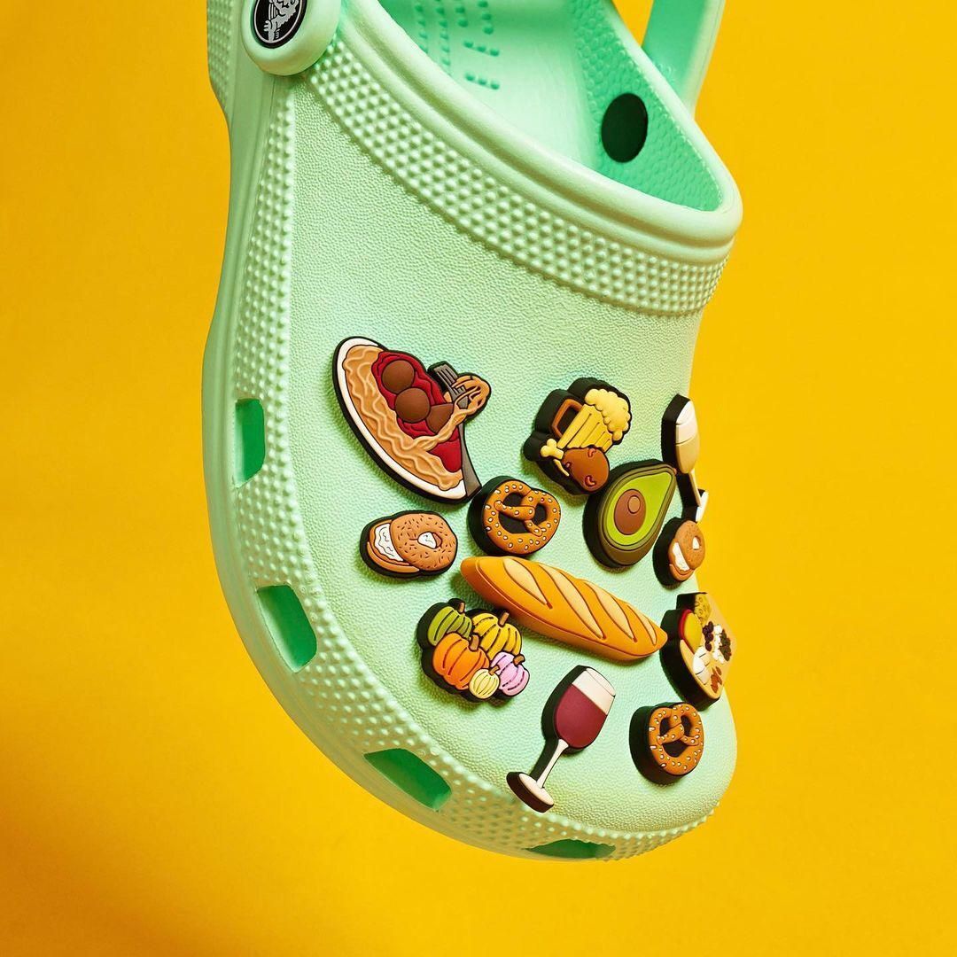 A koronavírus az egekbe lendítette a Crocs papucsok eladását