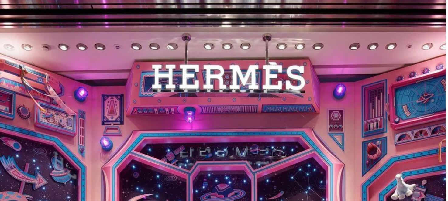 Egy rózsaszín űrhajó fogad minket ebben az Hermès üzletben