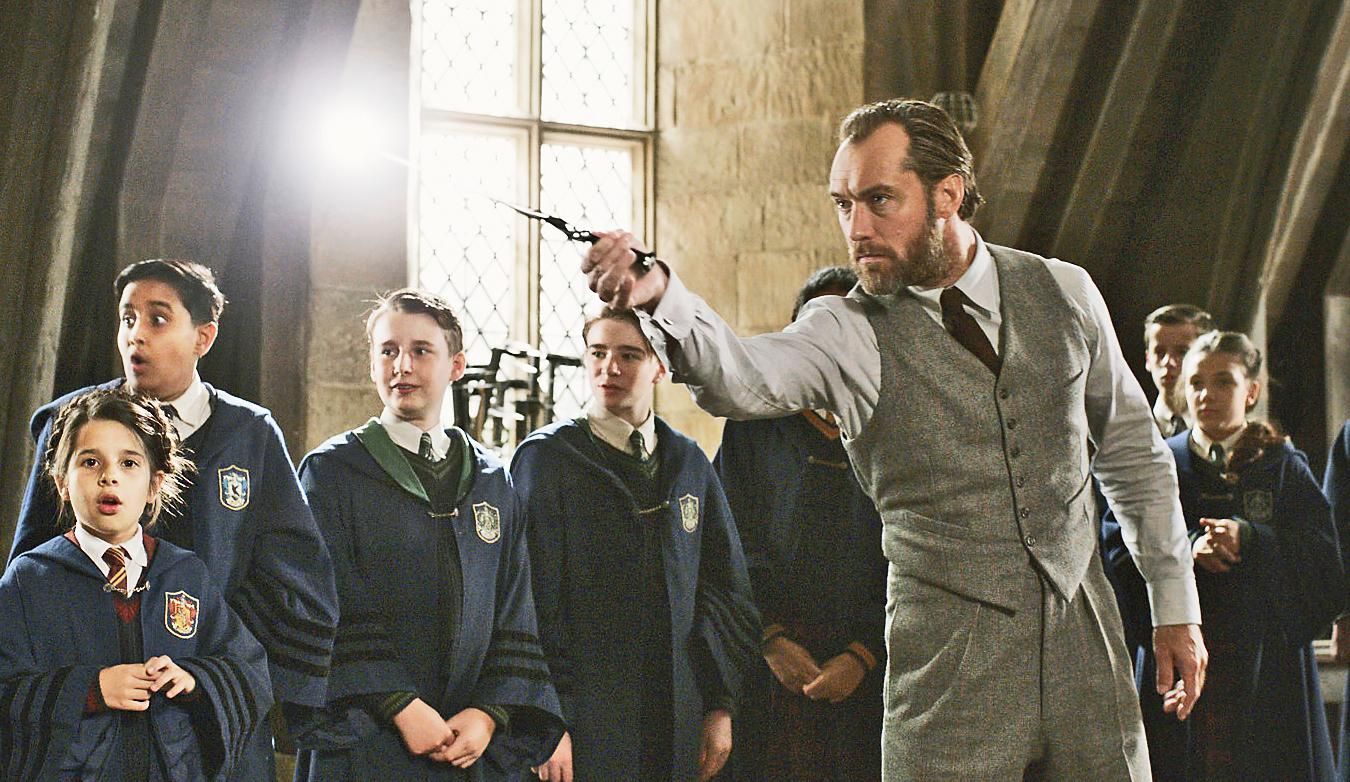 Dumbledore karakterével próbálják megmenteni a nem túl jól teljesítő Legendás állatok filmeket