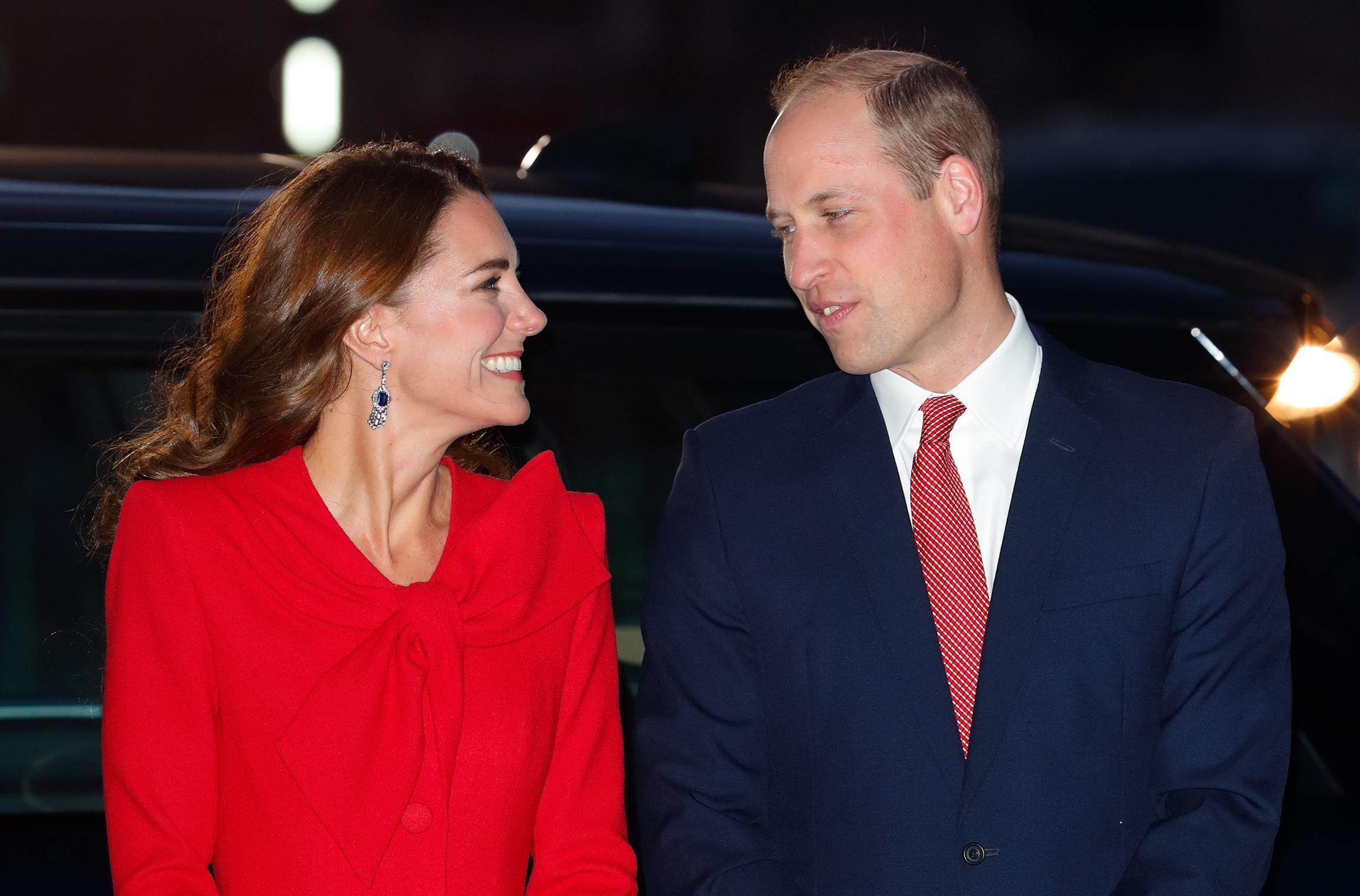 Kate Middleton ünnepi ruhájával egy piros masnis becsomagolt ajándékra emlékeztet