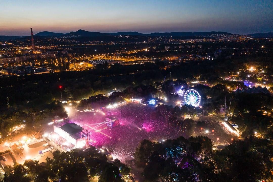 Dua Lipa és az Arctic Monkeys is fellép a Szigeten jövőre