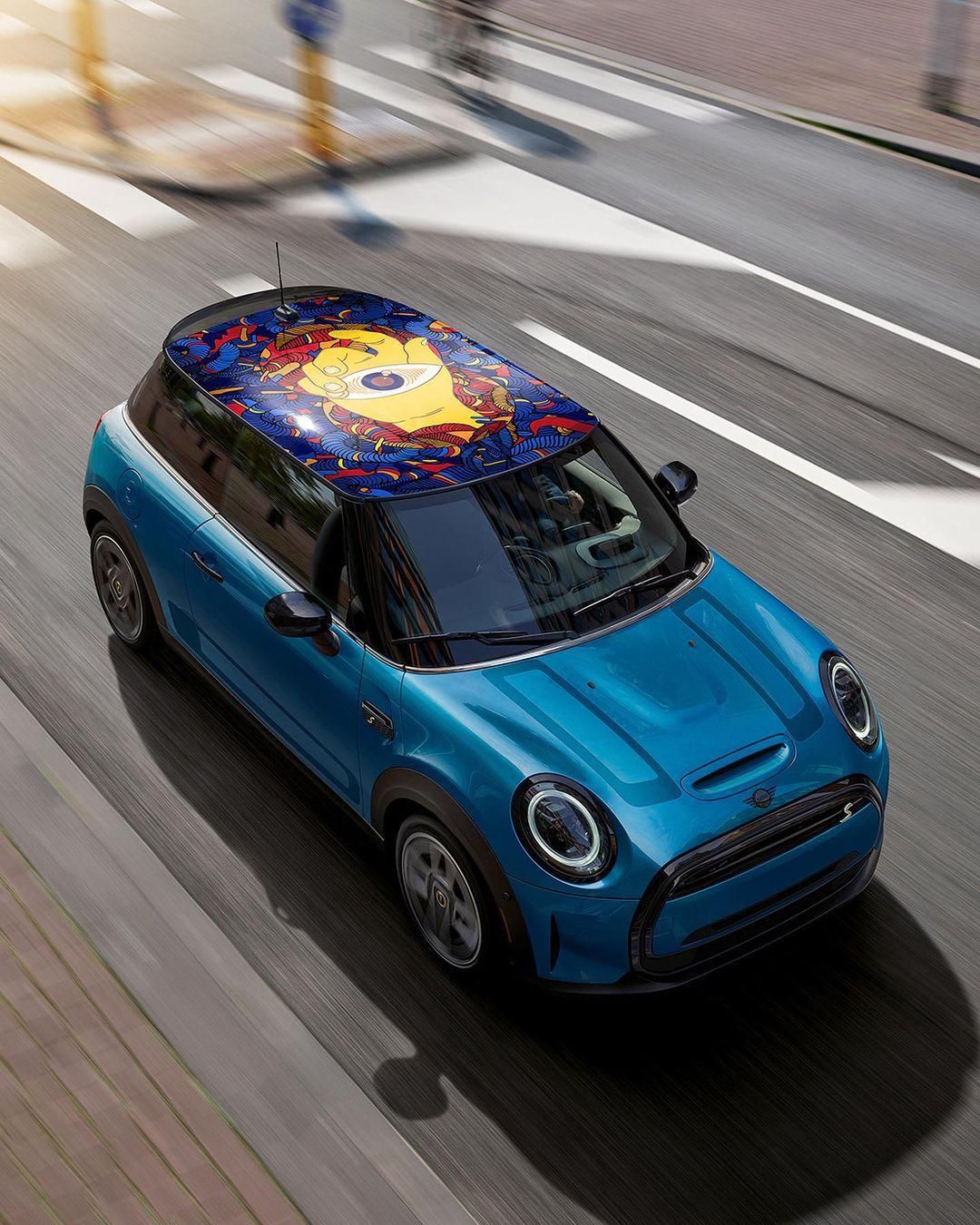 Kortárs műveket festenek a Mini Cooperek tetejére