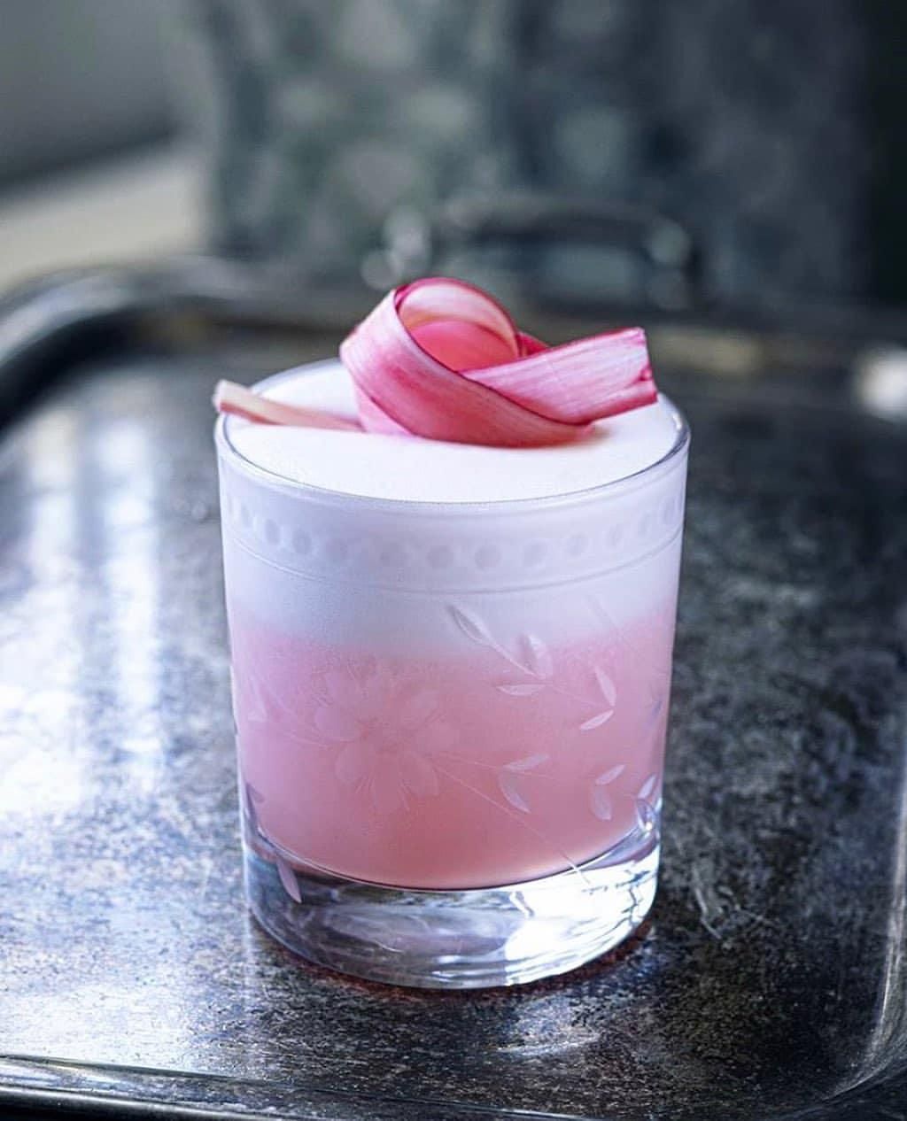 Vigyünk pezsgést a hétvégébe: vodkás rebarbara fizz