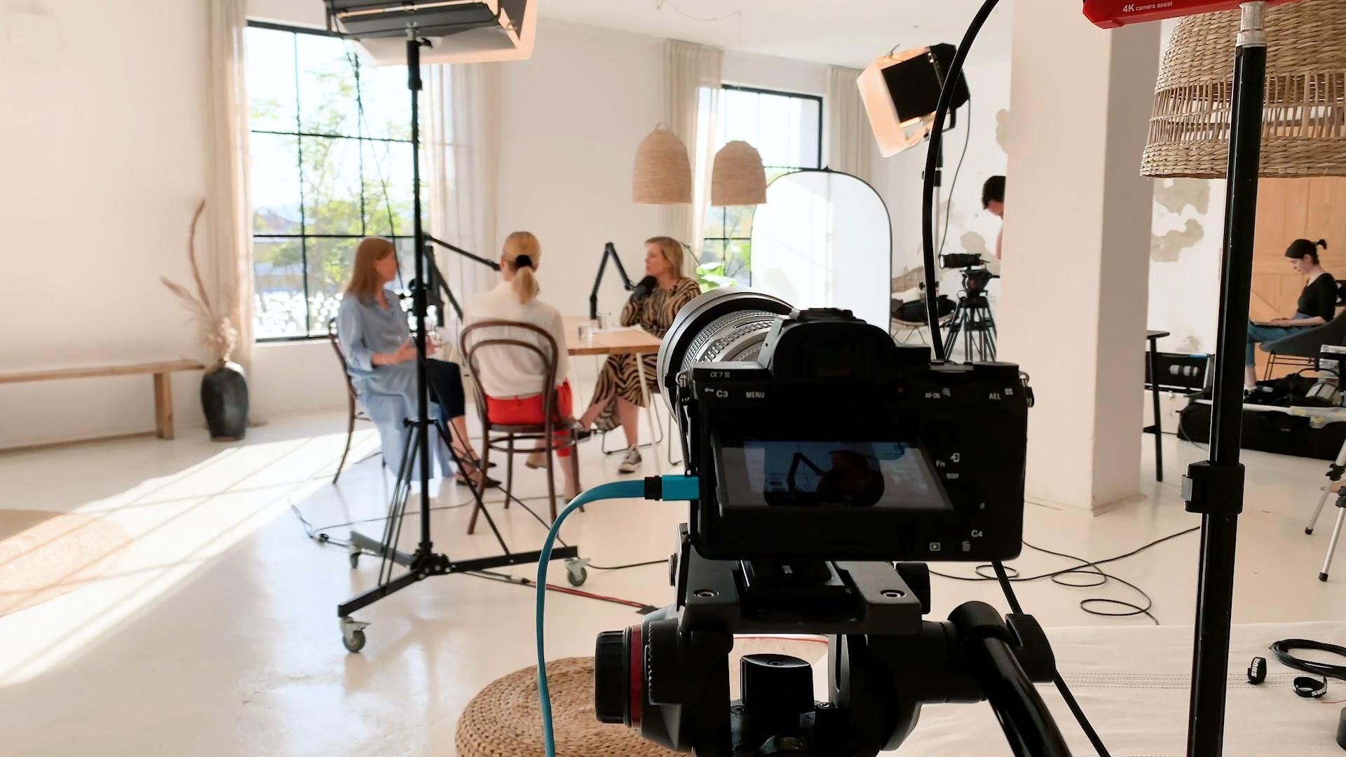 Így készült az IN.hu podcastsorozata Ott Annáékkal – werkvideó